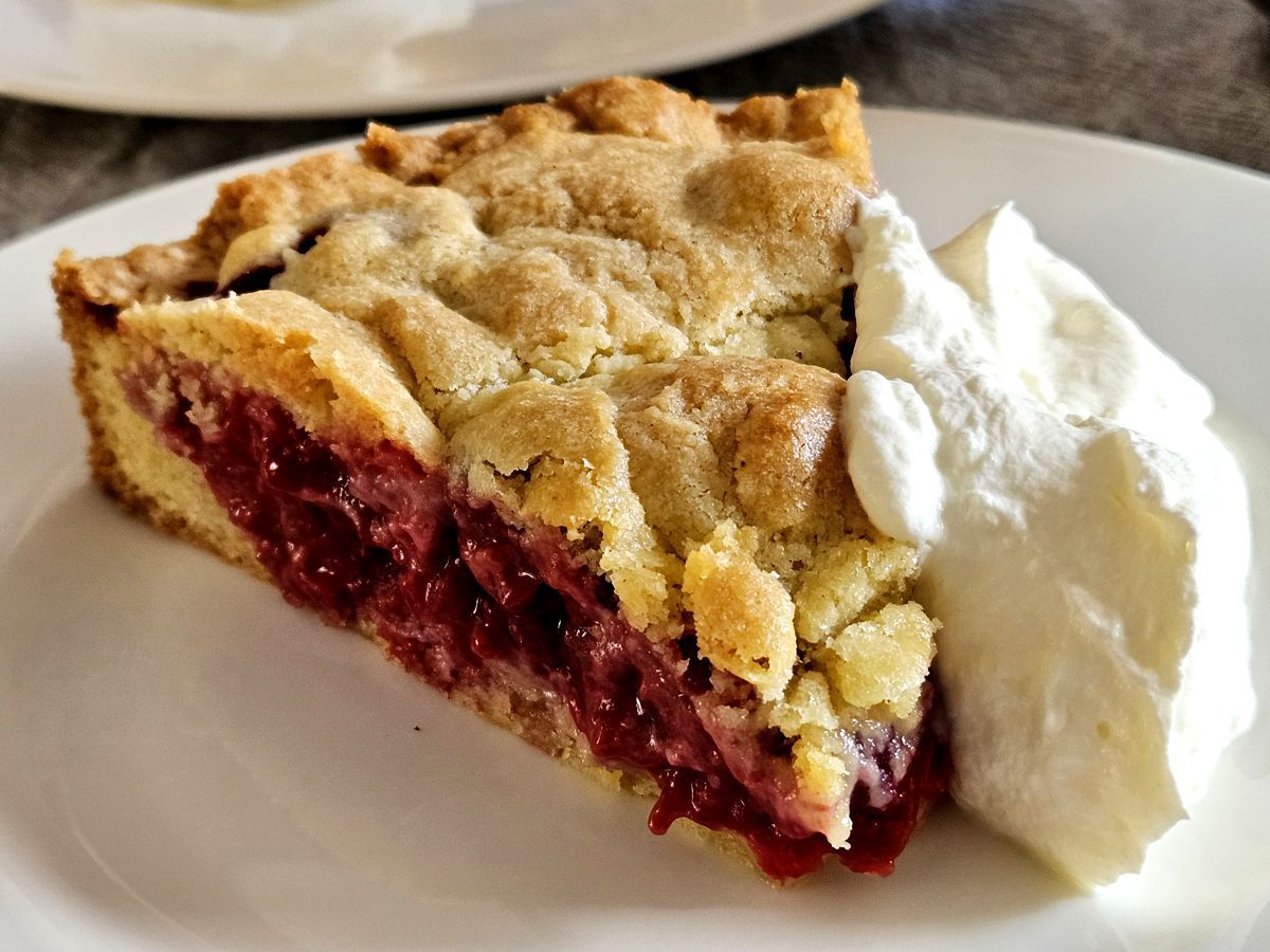 Gedeckter Himbeerkuchen