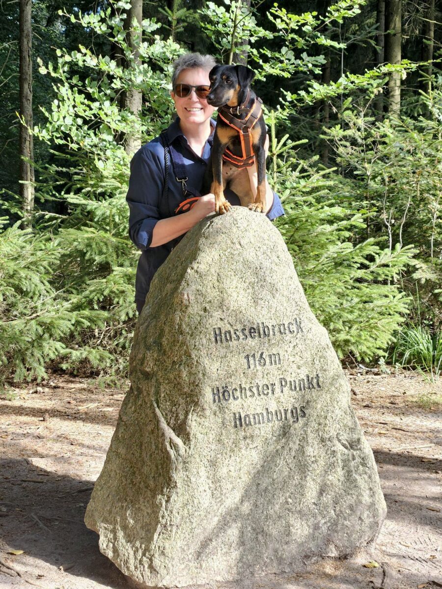 Ines Meyrose 2025 mit Jagdterrier Mona auf dem Hasselbrack in den Harburger Bergen, der höchsten Erhebung Hamburgs
