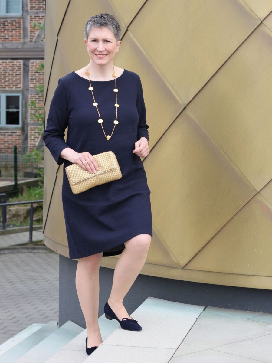 Ines Meyrose - Outfit 2018 mit blauem Kleid und goldfarbenen Accessoires