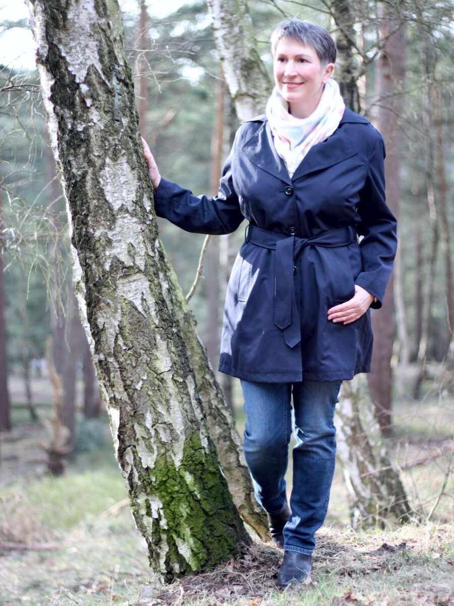 Ines Meyrose - Outfit 2018 mit dunkelblauem Trenchcoat