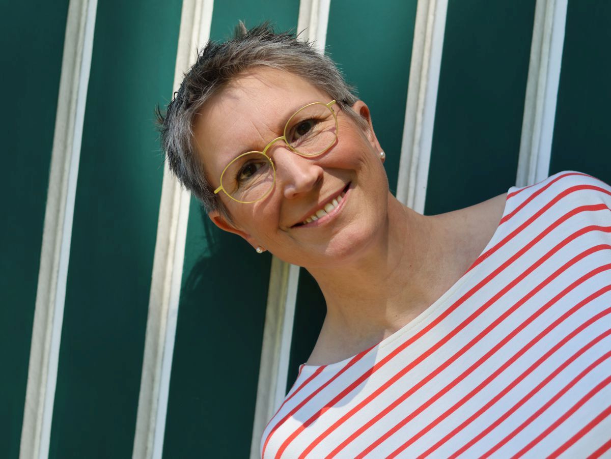 Ines Meyrose - Outfit 2025 - Ringelshirt in Orange-Cremeweiß - Portrait - Foto Nicole