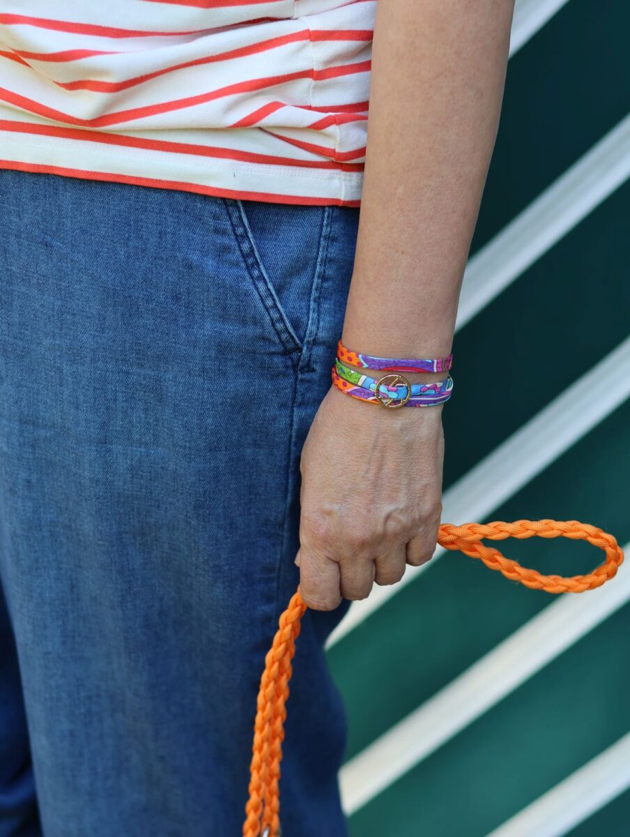 Ines Meyrose - Outfit 2025 - Ringelshirt in Orange-Cremeweiß - weite Sommerjeans in Blau - Sneaker Orange - Seidentuchstreifen als Armband - Foto Nicole