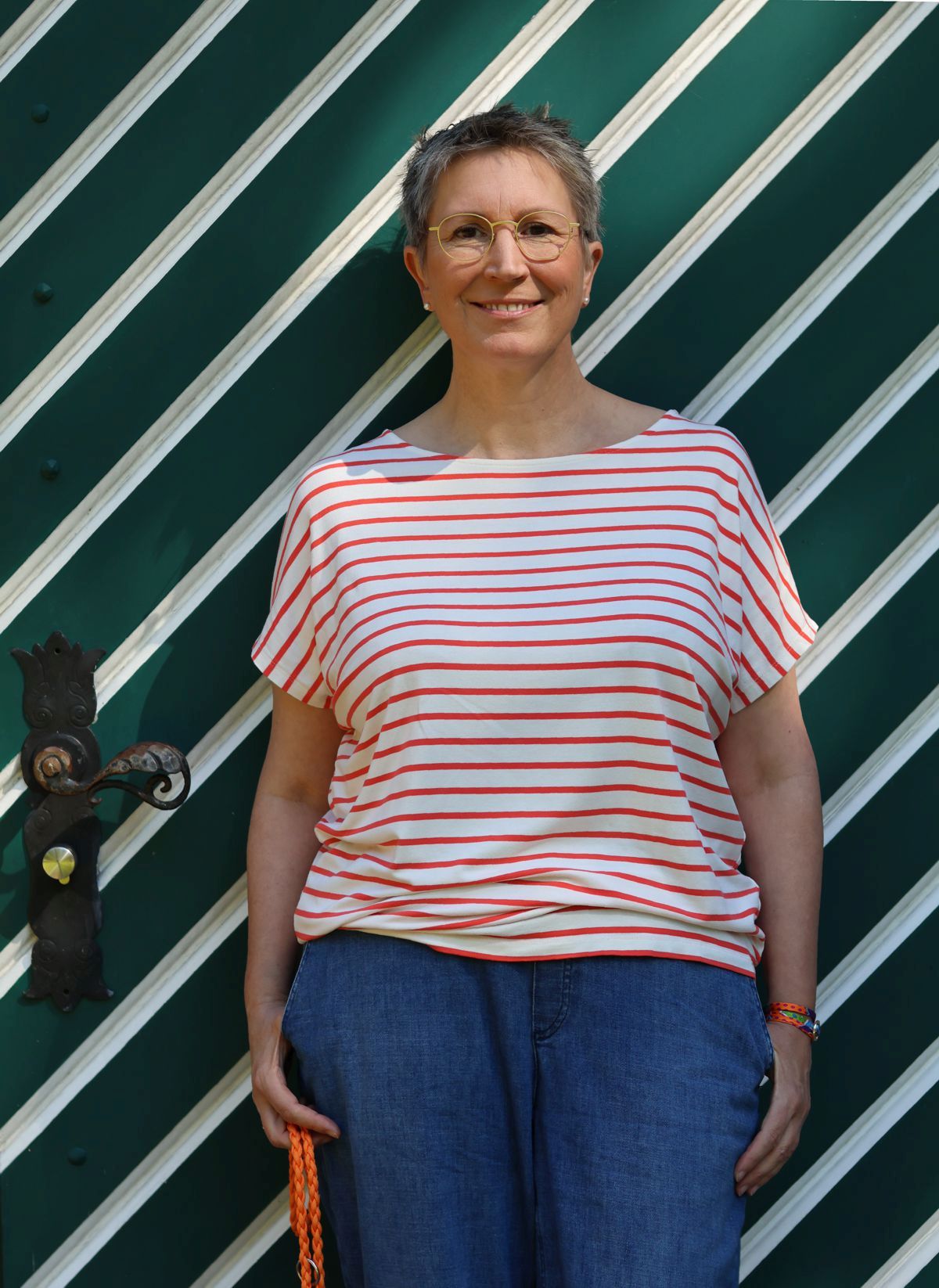 Ines Meyrose - Outfit 2025 - Ringelshirt in Orange-Cremeweiß - weite Sommerjeans in Blau - Seidentuchstreifen als Armband - Foto Nicole