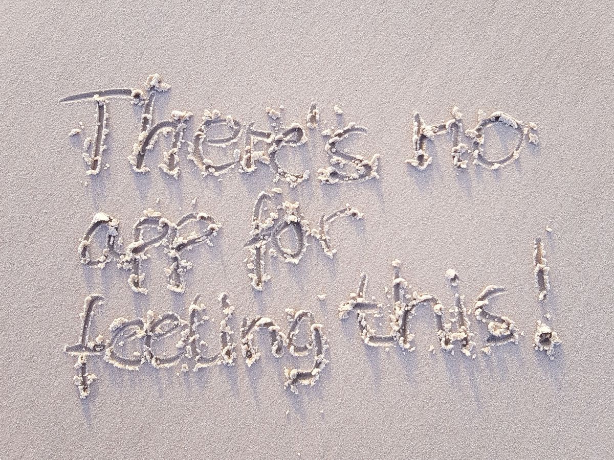 There's no app for feeling this! - Schriftzug im Sandstrand