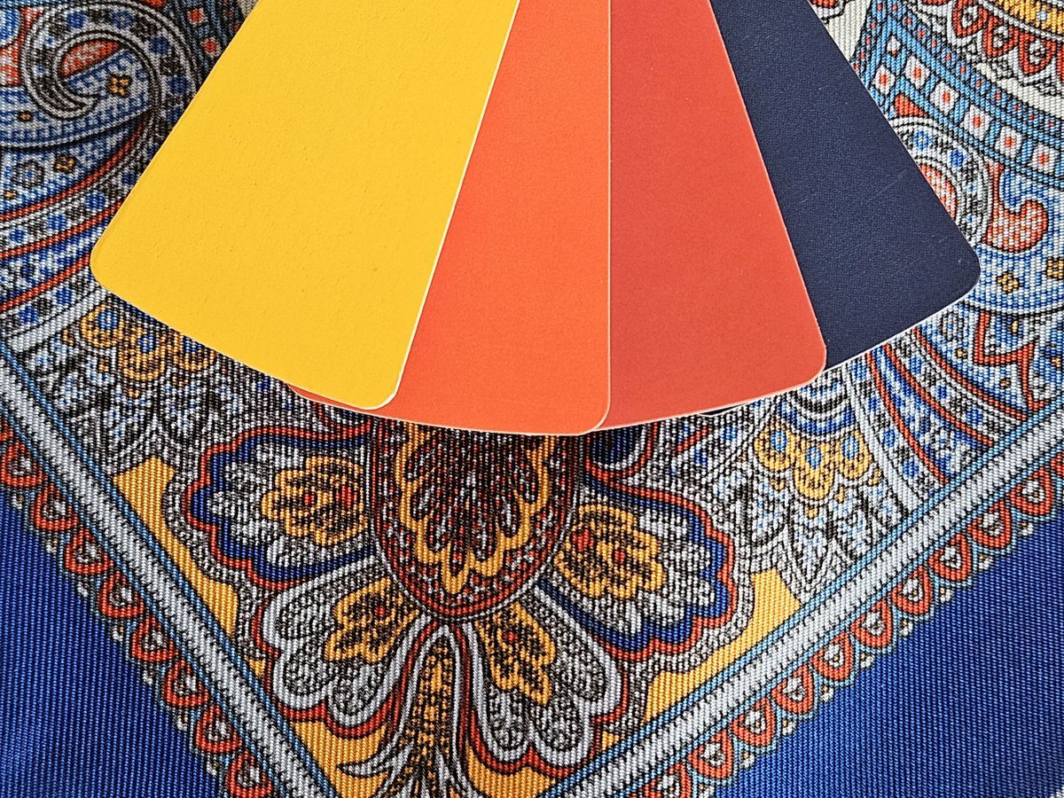 Farben mit Muster kombinieren: Gelb, Orange, Rot, Blau
