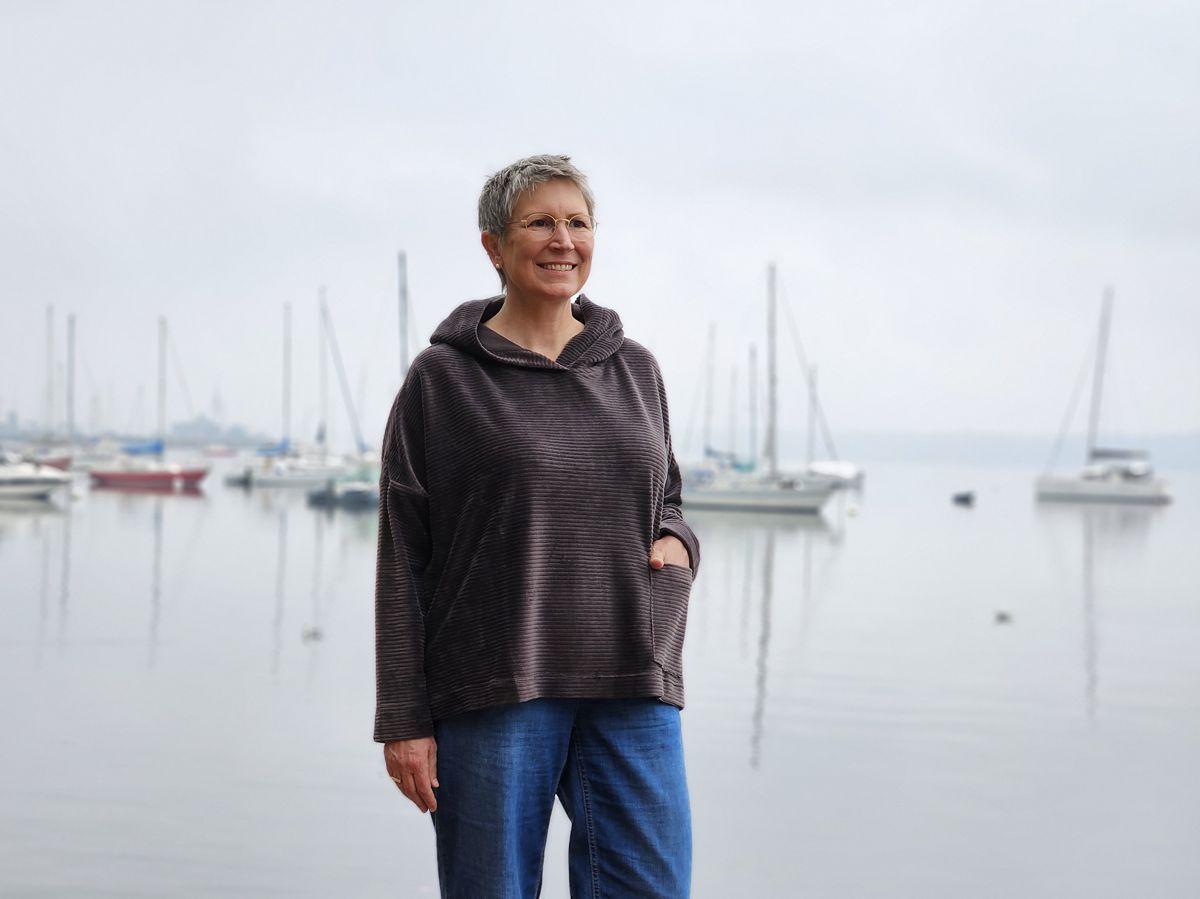 Ines Meyrose - Outfit 2025 - Hoodie aus braunem Breitcord mit weiter Jeans kombiniert