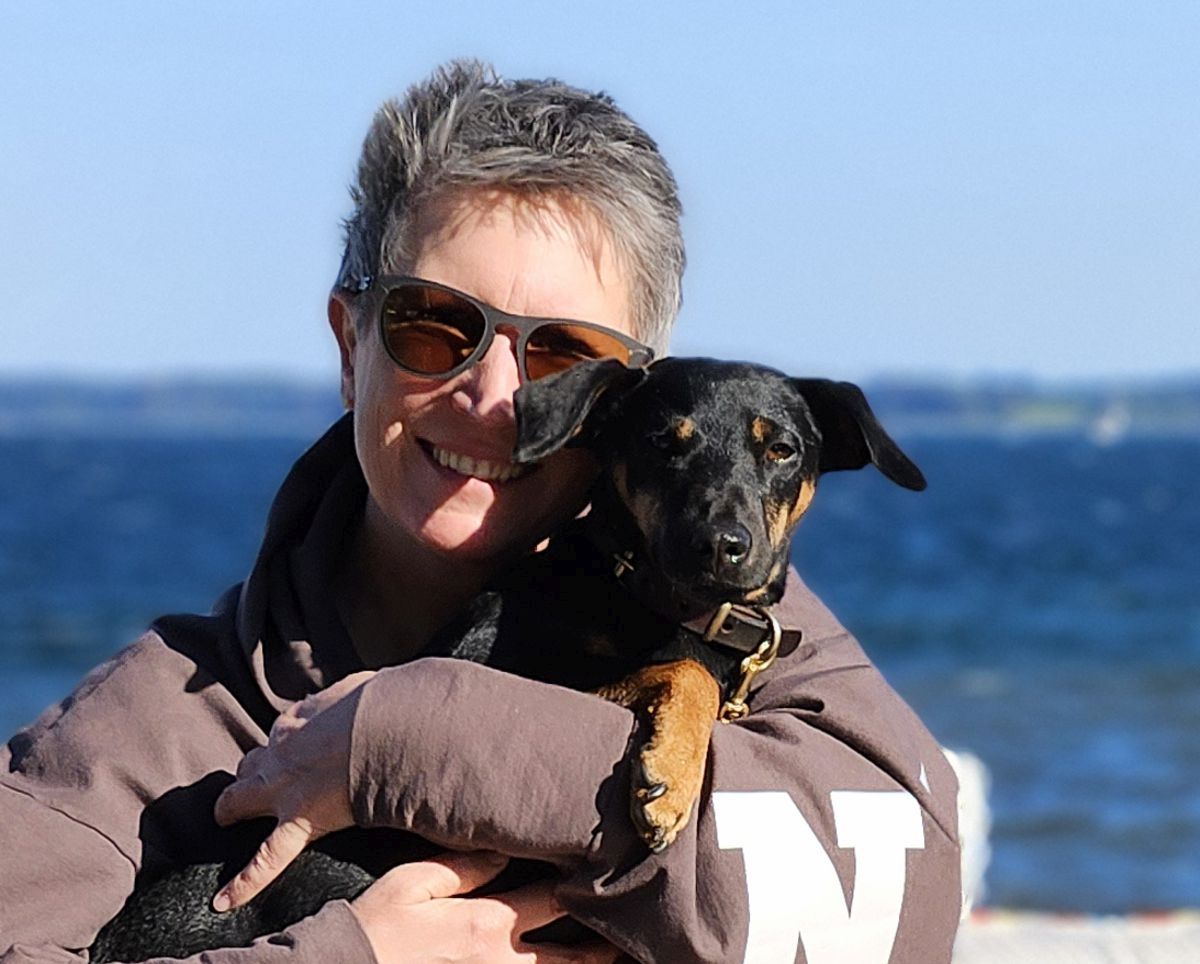 Ines Meyrose - Outfit 2025 - Hoodie braun - mit Jagdterrier Mona auf dem Arm - Portrait