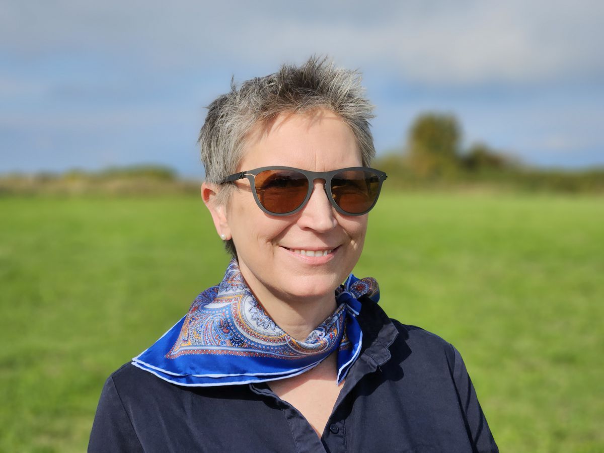 Ines Meyrose - Outfit 2025 - Nickituch in blau-bunt zu blauer Bluse - Portrait