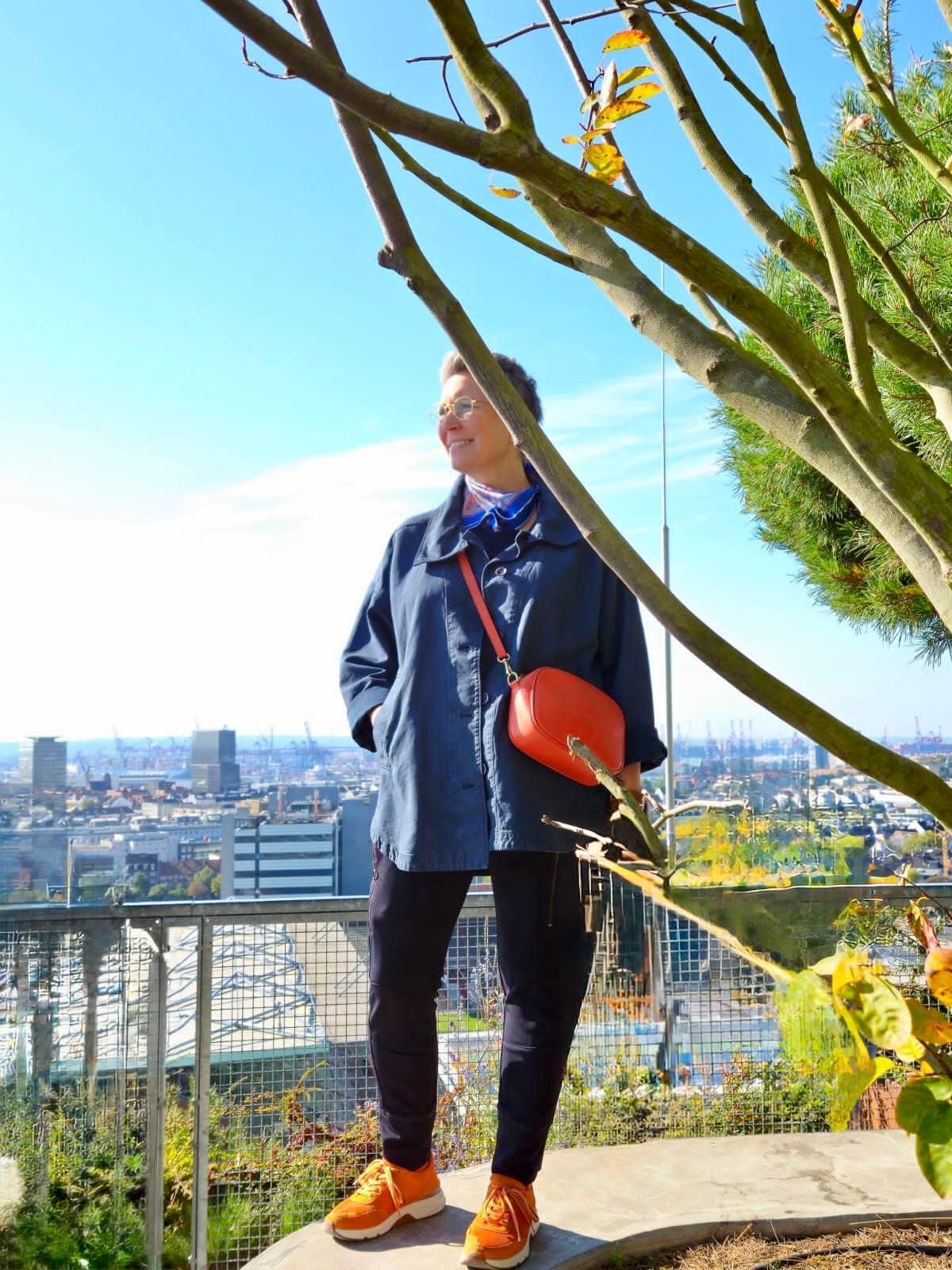 Ines Meyrose - Outfit 2025 - Blau und Orange kombiniert - Foto Nicole