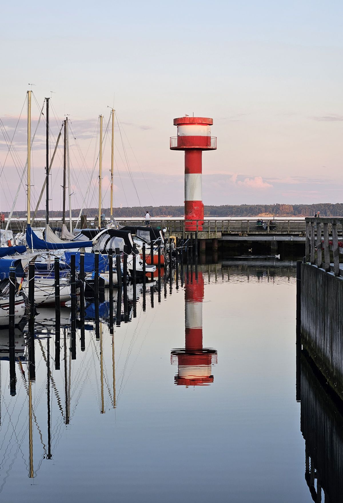 Neuer Leuchtturm Eckernförde Hafen im Abendlicht mit Spiegelung im Wasser