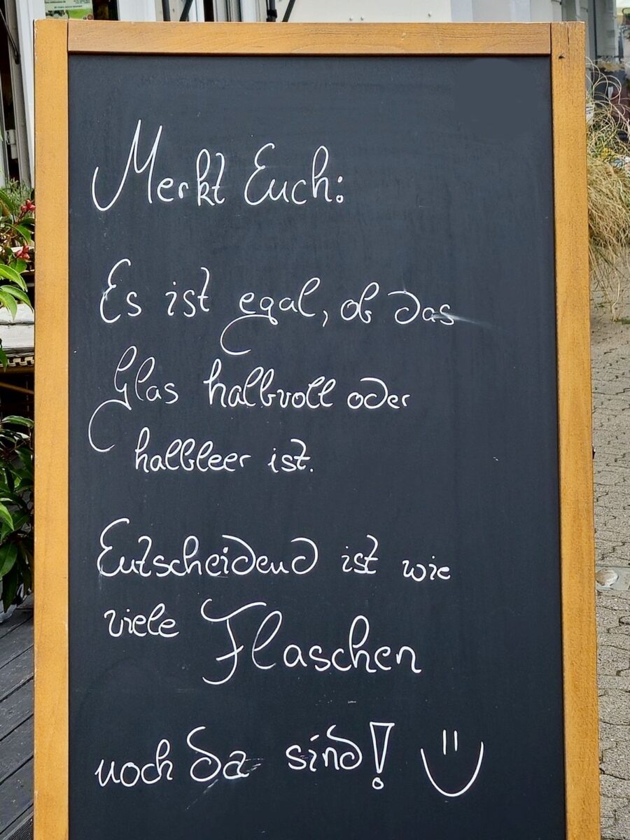 Merkt euch: Es ist egal, ob das Glas halbvoll oder halbleer ist. Entscheidend ist, wie viele Flaschen noch da sind! :)