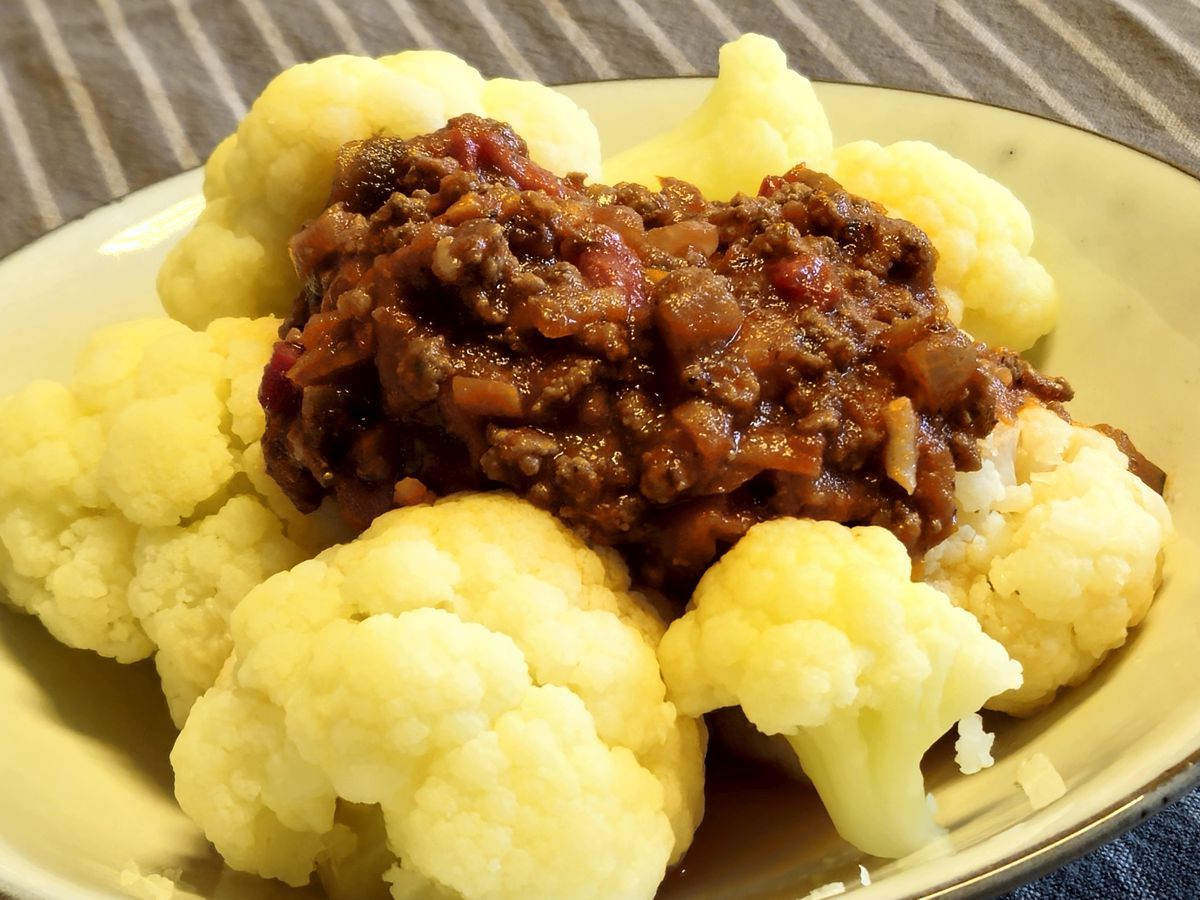 Bolognese schmeckt auch auf Blumenkohl, nicht nur auf Pasta