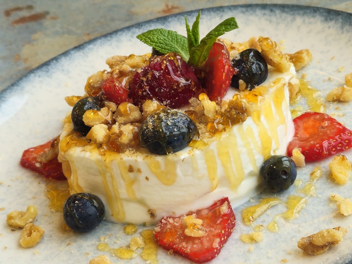 Griechischer Joghurt mit Früchten, Honig und Walnüssen