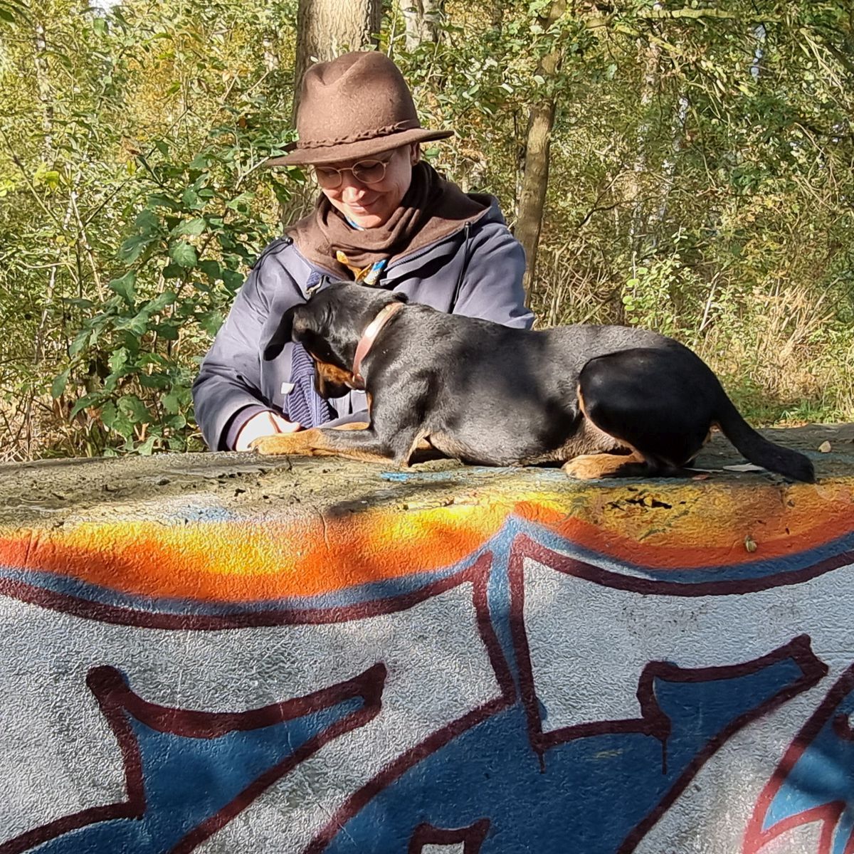 Ines Meyrose 2025 mit Jagdterrier Mona im Herbst auf einem Ausflug