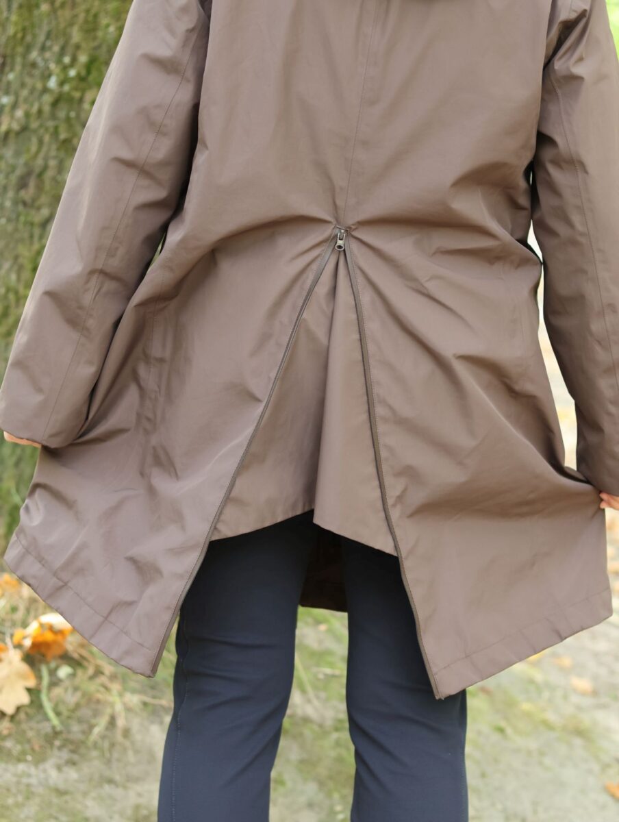 Ines Meyrose - Outfit 2025 - Cheval de Luxe Parka 3-in-1 - Farbe Chocolate / Braun - warme und wasserdichte Reitjacke - Rückenschlitz in der Außenjacke