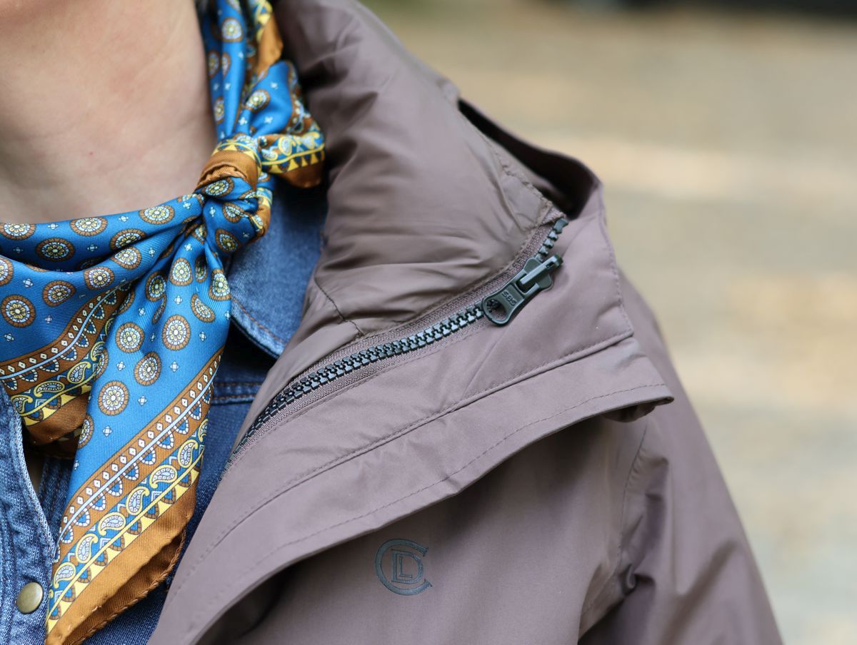 Ines Meyrose - Outfit 2025 - Cheval de Luxe Parka 3-in-1 - Farbe Chocolate / Braun - warme und wasserdichte Reitjacke - Kragendetail