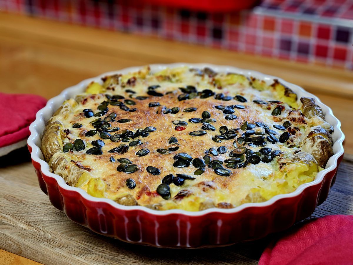Quetschkartoffel-Quiche mit Lauch, Paprika, Bergkäse und Kürbiskernen