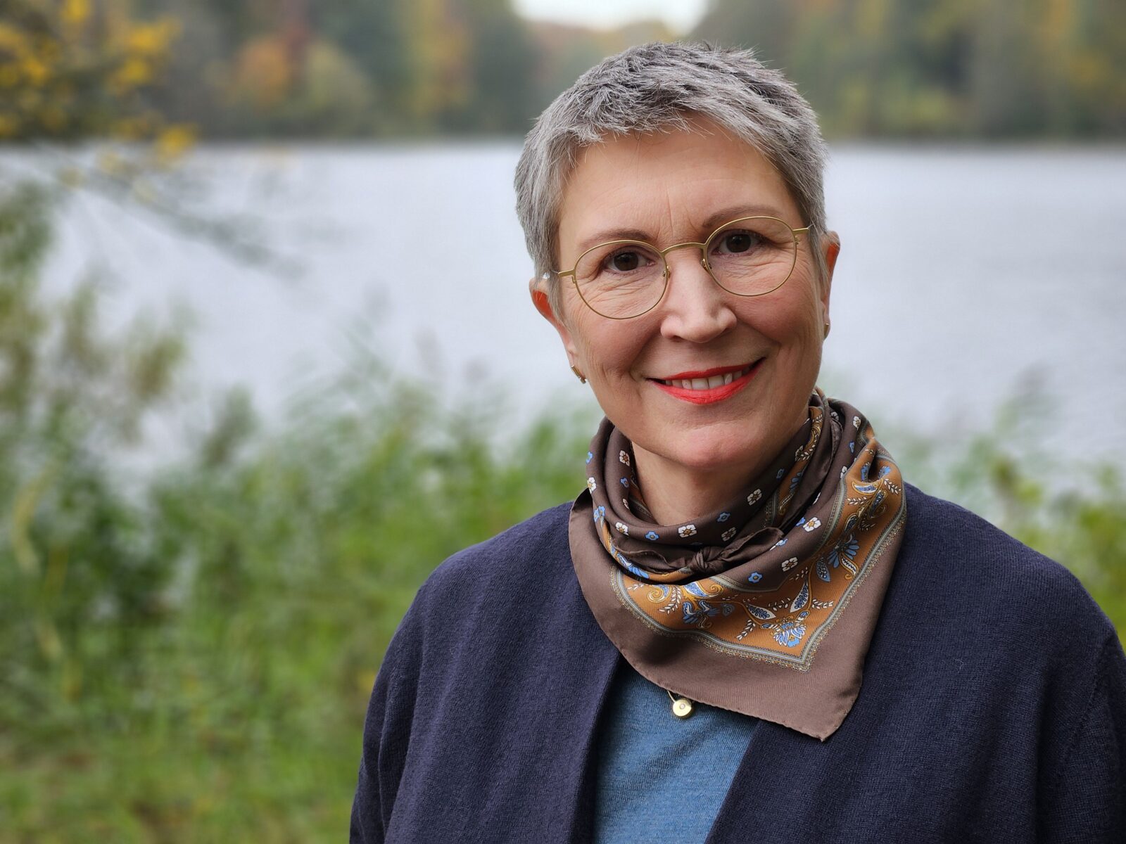 Ines Meyrose - Outfit 2025 - Herbst-Trend Strick - Twinset modern interpretiert - Blau und Petrol kombiniert - mit Nickituch - Portrait