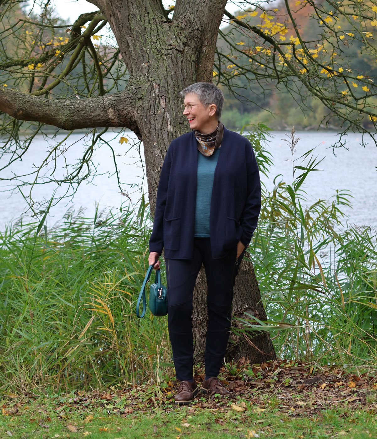 Ines Meyrose - Outfit 2025 - Herbst-Trend Strick - Twinset modern interpretiert - Blau und Petrol kombiniert - mit Nickituch