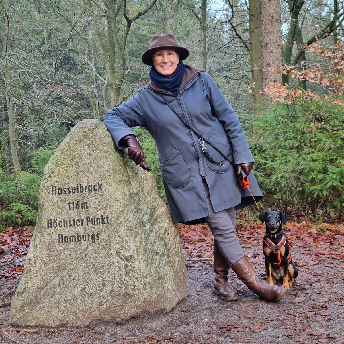 Ines Meyrose im Winter 2025 mit Jagdterrier Mona auf dem Hasselbrack in den Harburger Bergen, der höchsten Erhebung Hamburgs