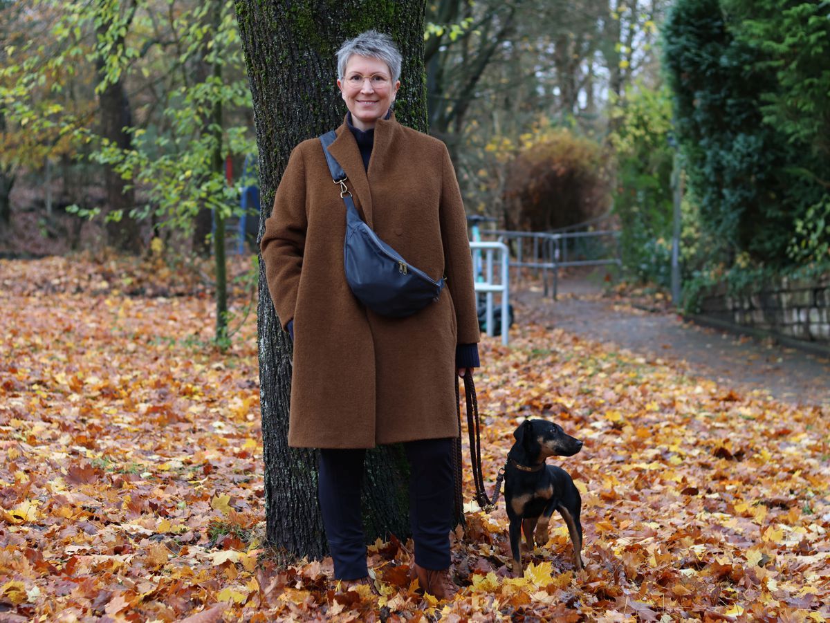 Ines-Meyrose - Outfit-2025 - mit Bauchtasche Annett aus Waxed Cotton in Marineblau von WAXWERKE - Ü50-Bloggerin mit Hund Mona