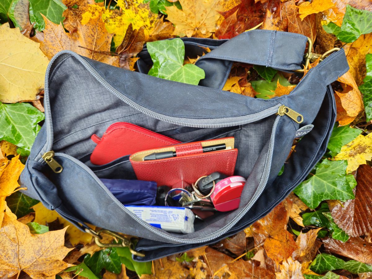 Waxwerke Bauchtasche Annett aus Waxed Cotton in Marineblau mit Inhalt #whatsinmybag