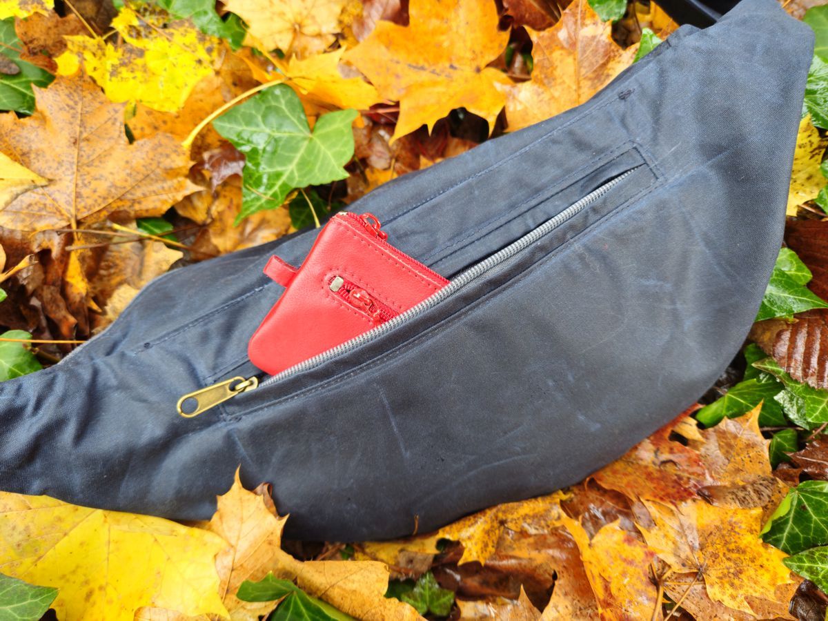 Waxwerke Bauchtasche Annett aus Waxed Cotton in Marineblau Rückseite mit Reißverschlusstasche