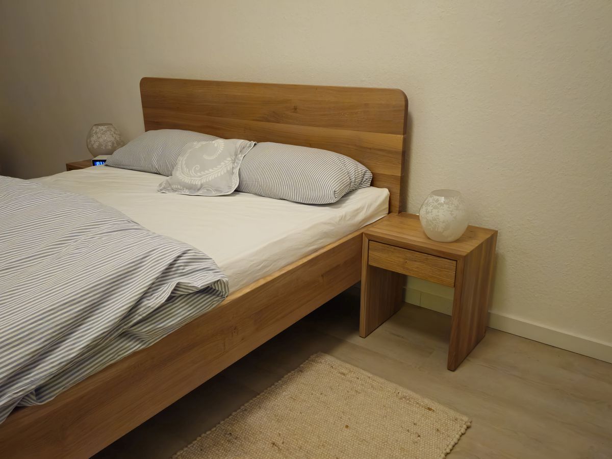 Bett aus massiver Eiche, bianco geölt