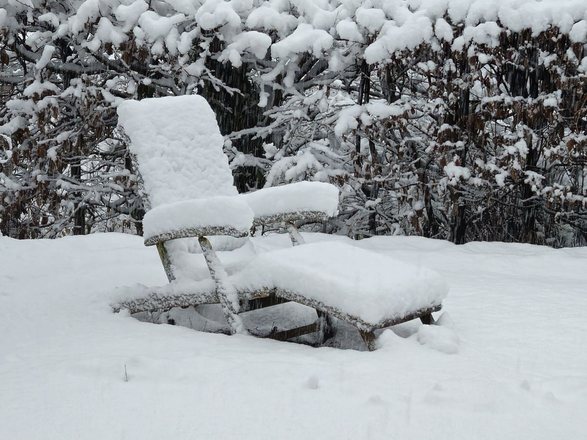 Deckchair im Schnee im Garten