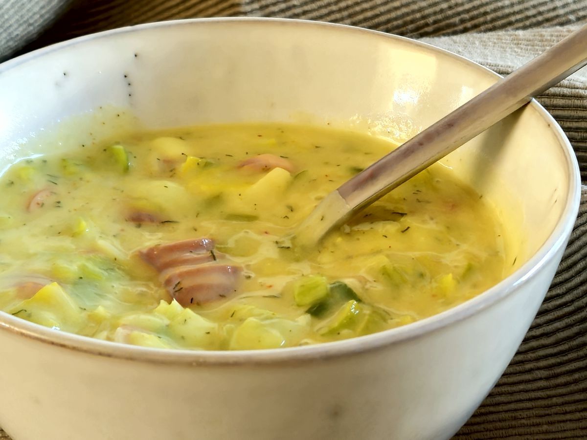Kartoffel-Lauch-Suppe mit Würstchen Wiener Art