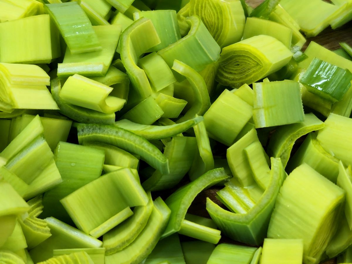 Lauch / Porree in kleine Stückchen geschnitten, roh