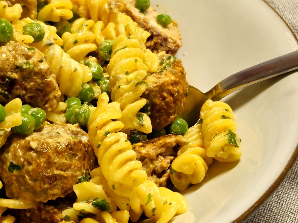 Nudeln mit Hackbällchen und Erbsensoße