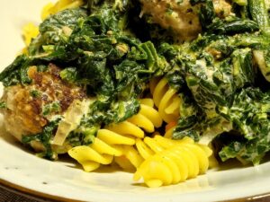 Nudeln mit Hackbällchen und Spinatsoße