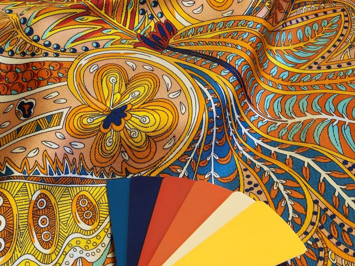 Seidentuch mit Paisley-Muster in Multi-Tangerine - lebendiger Mix mit Orangetönen plus Rot, Lachs, Blau, Petrol, Grün und Gelb - Farben mit Muster kombinieren: Gelb, Cremeweiß, Orange, Rot, Blau, Petrol finden sich im Farbfächer wieder