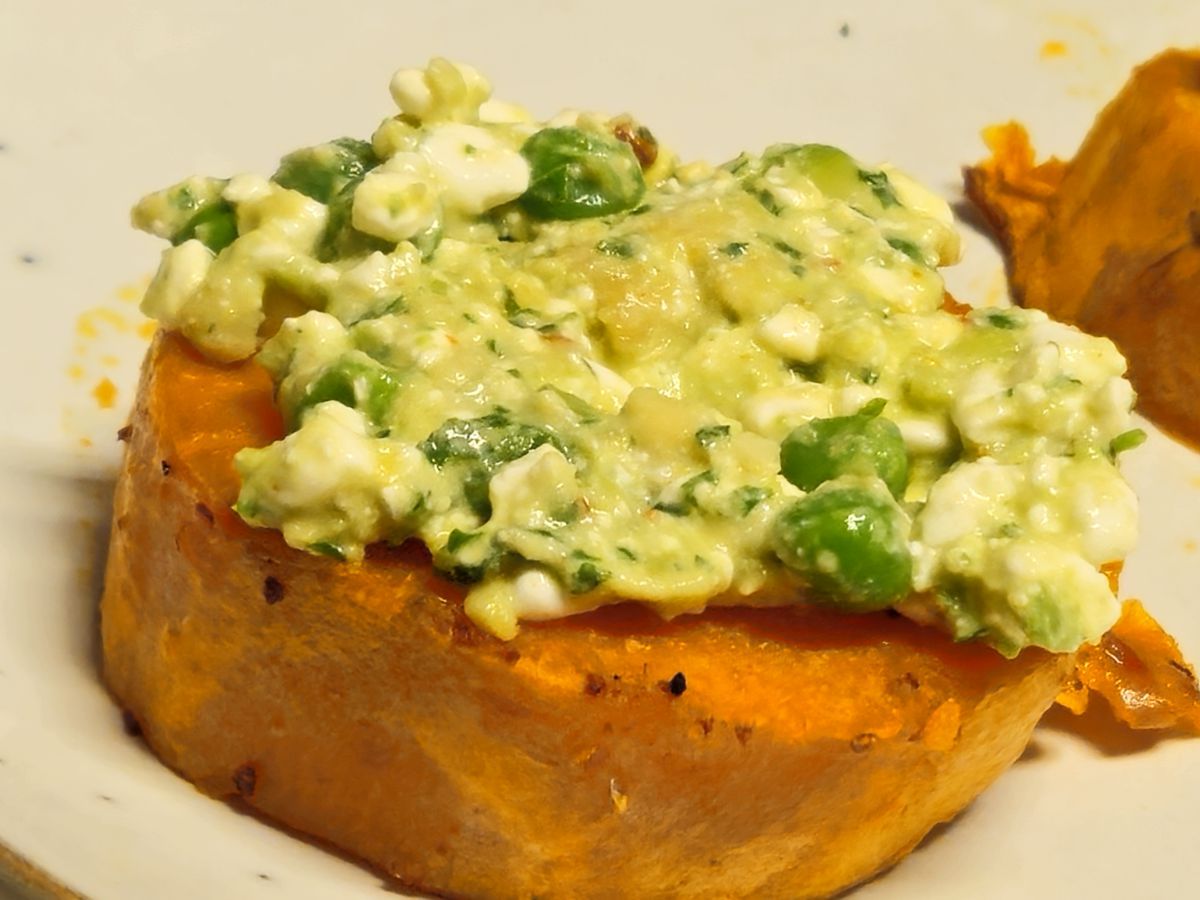 Süßkartoffeltaler mit Guacamole und Erbsen