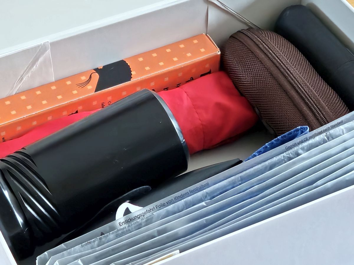 Aufbewahrung von Brillen und anderem Kleinkram: Ordnung schaffen, indem du den Dingen einen Rahmen gibst mit offenen oder geschlossenen Kartons