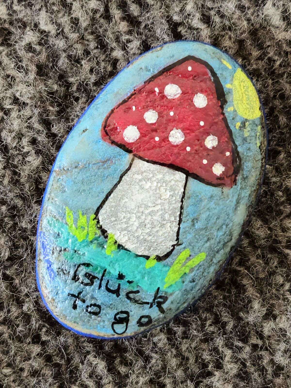 Stein von #stonesof68 bemalt mit den Worten "Glück to go"