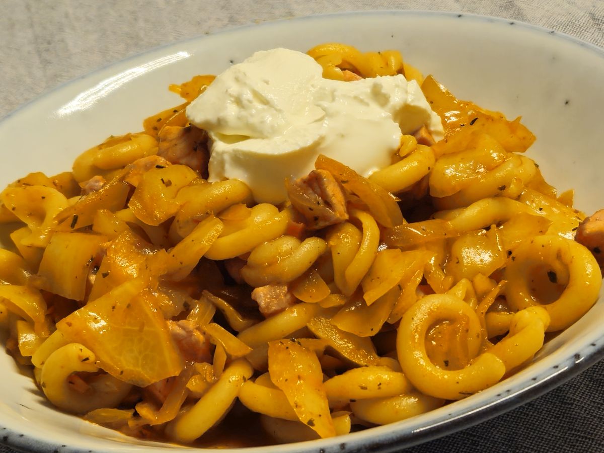 Krautfleckerl - Weißkohl & Nudeln & Kasseler garniert mit Schmand