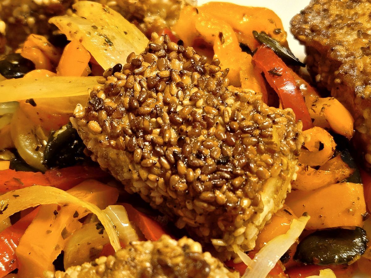 Feta gebacken mit Sesampanade auf Paprika-Zwiebelgemüse