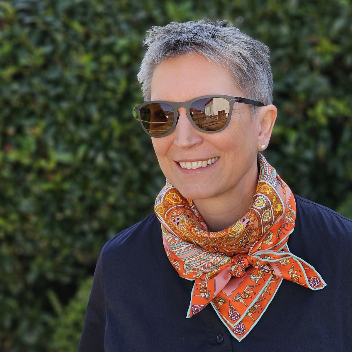 Ines Meyrose - Outfit 2026 - Seidentuch mit Paisley-Muster in Multi-Tangerine / Orange zu blauer Bluse - Portrait - Foto Nicole