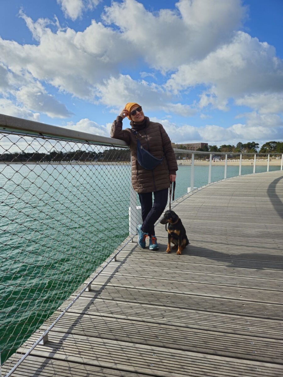 Ines Meyrose - 2026 - mit Jagdterrier Mona auf der Seebrücke in Timmendorfer Strand