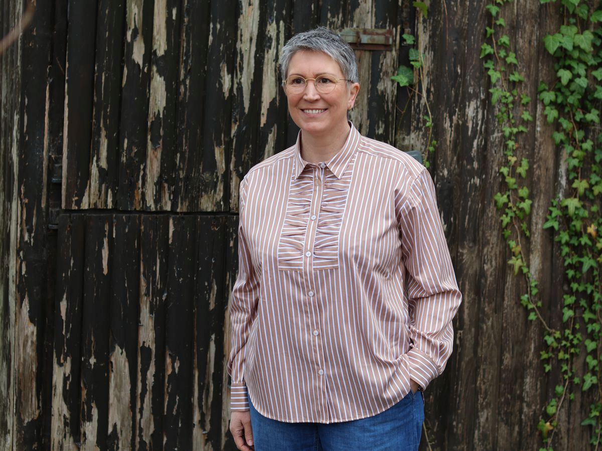 Ines Meyrose - Outfit 2026 - Hemdbluse mit Falteneinsatz braun-weiß gestreift