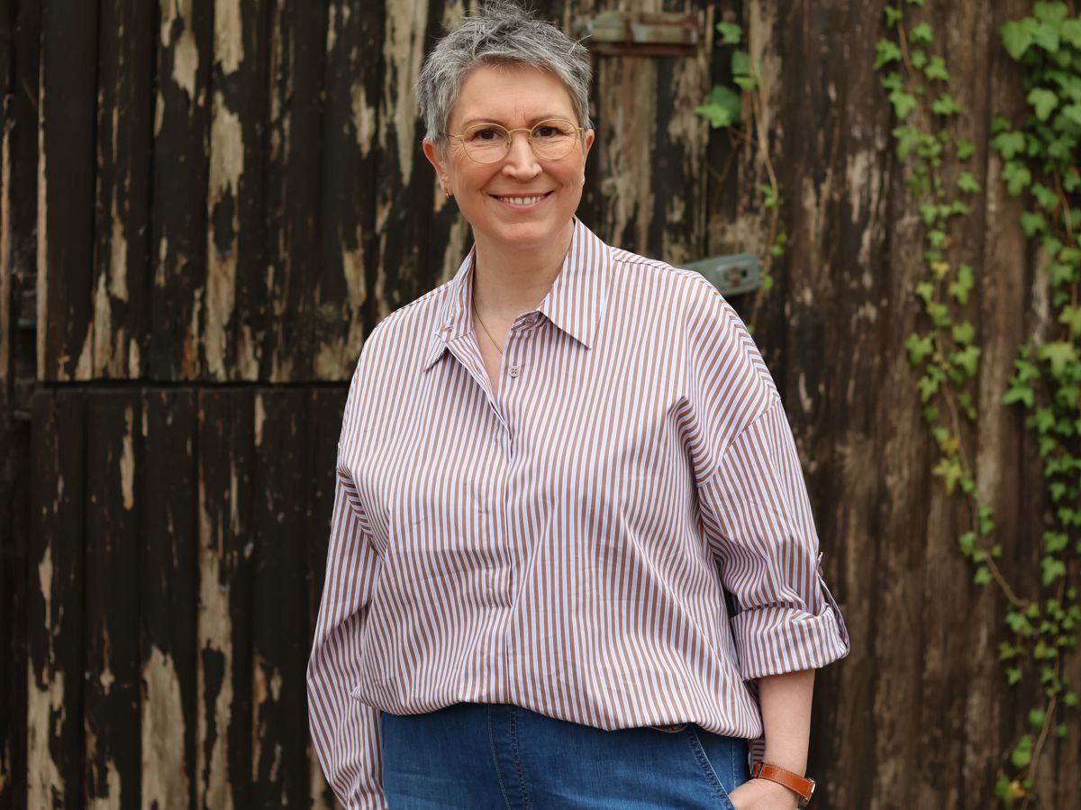 Ines Meyrose - Outfit 2026 - Streifenbluse mit Hemdkragen braun-hellblau - Front Tuck - Vorderseite des Oberteils in den Bund, Rückseite raus