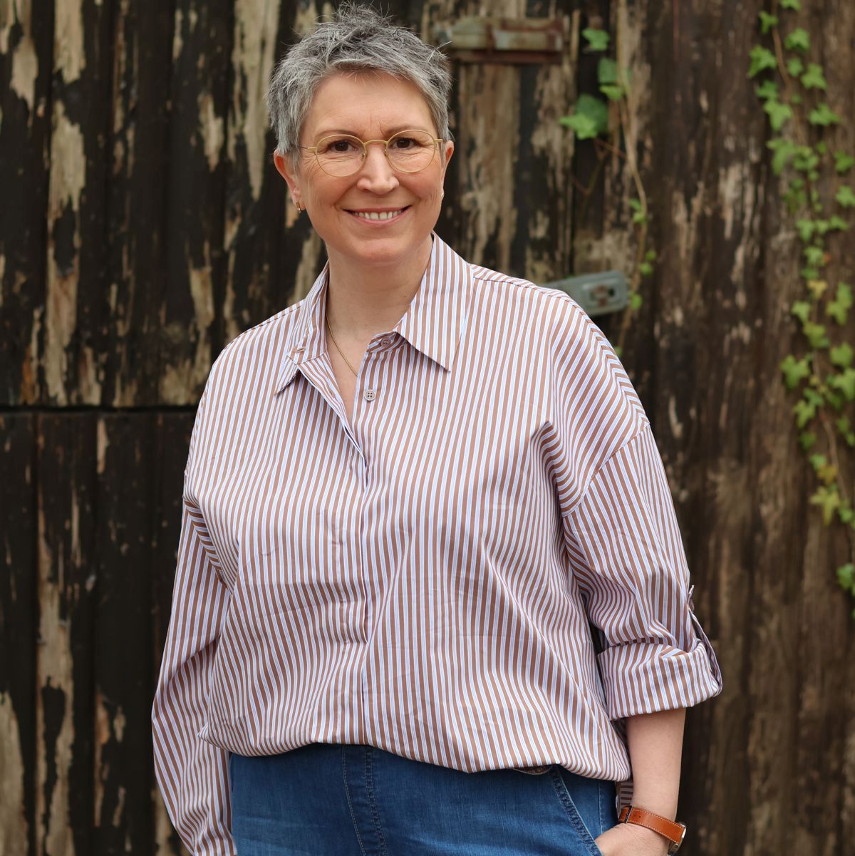 Ines Meyrose - Outfit 2026 - Streifenbluse mit Hemdkragen braun-hellblau - Front Tuck - Vorderseite des Oberteils in den Bund, Rückseite raus