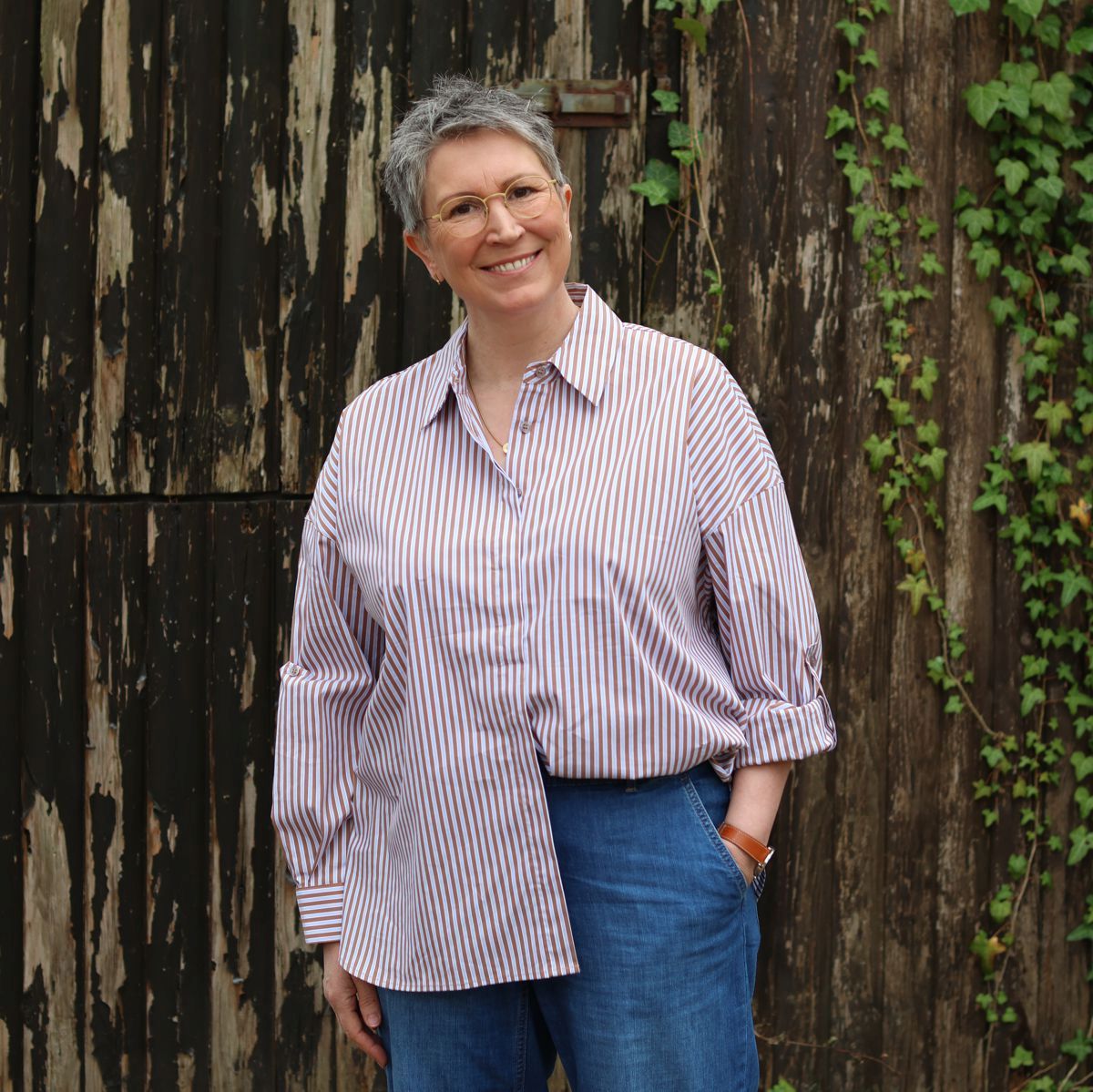 Ines Meyrose - Outfit 2026 - Streifenbluse mit Hemdkragen braun-hellblau - Side Tuck - nur die linke Seite des Vorderseite der Bluse in den Bund gesteckt