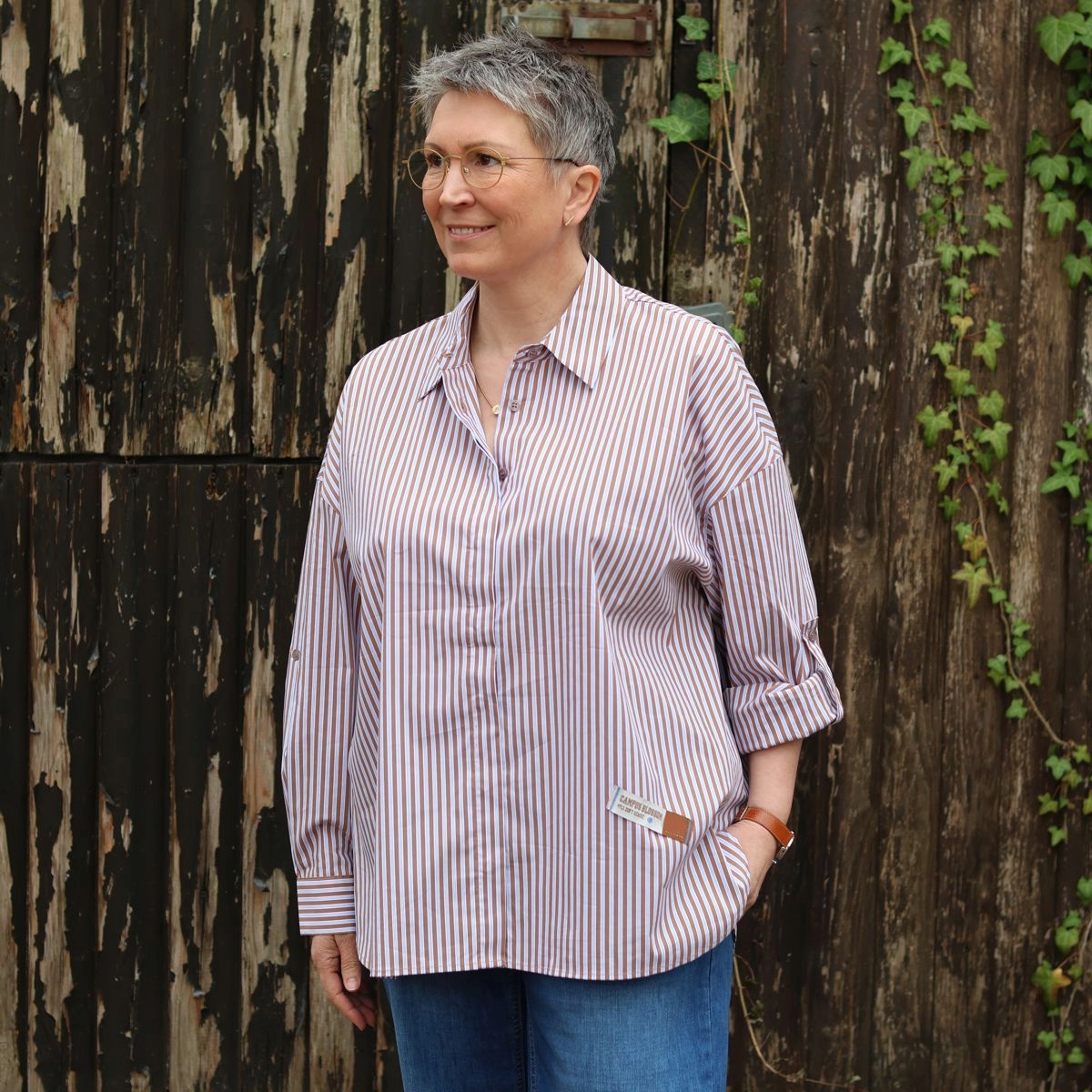 Ines Meyrose - Outfit 2026 - Streifenbluse mit Hemdkragen braun-hellblau - über der Hose getragen - No Tuck