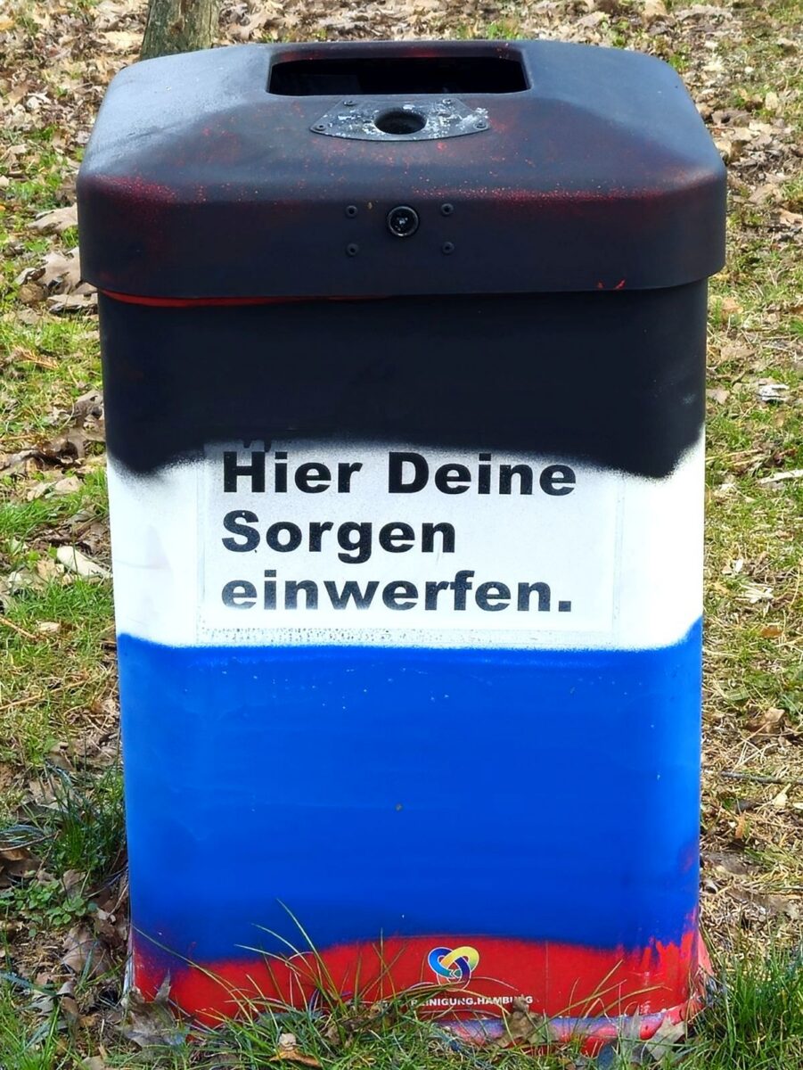 Mülleimer Stadtreinigung Hamburg - Aufschrift "Hier deine Sorgen einwerfen" - besprüht