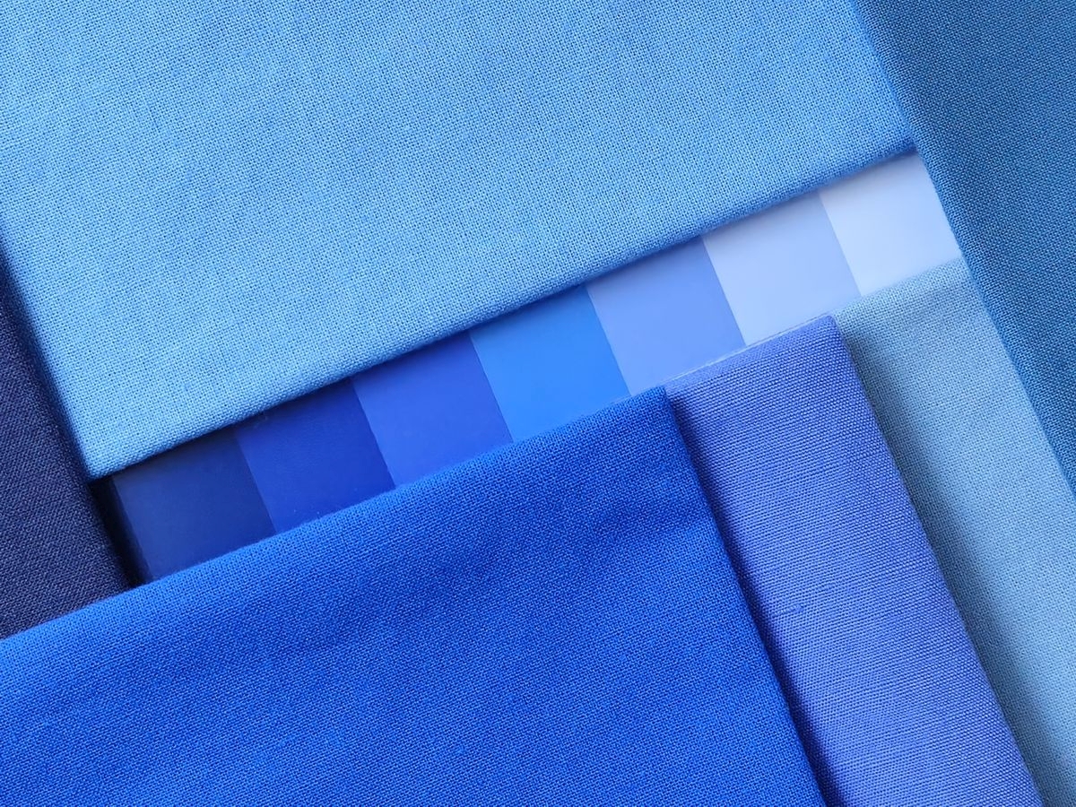 Farbkarte mit Blaunuancen zwischen Hellblau, Royalblau und Marineblau auf Analysetüchern für die Farbberatung bei Ines Meyrose