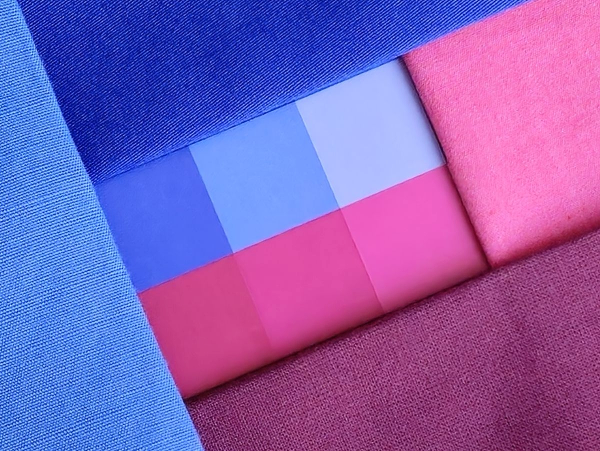 Farbkarte mit kühlen Blaunuancen und Pink-Beerentönen auf Analysetüchern für die Farbberatung bei Ines Meyrose