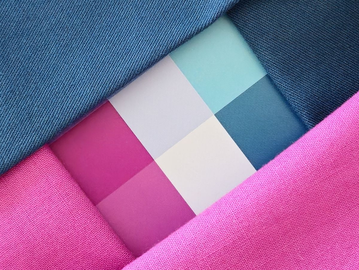 Farbkarte mit kühlen Blaugrünnuancen und Pink-Beerentönen auf Analysetüchern für die Farbberatung bei Ines Meyrose